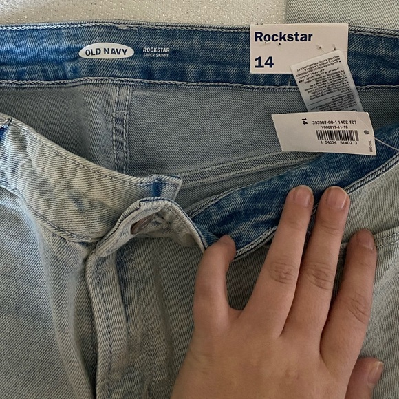 Old navy Rockstar jeans - Picture 3 of 3